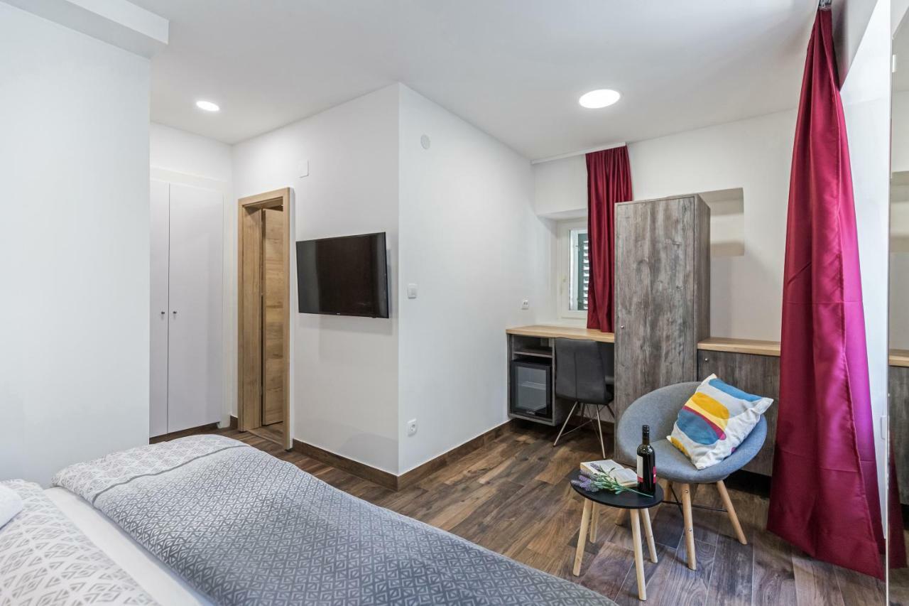 Apinelo Port Rooms Сплит Екстериор снимка